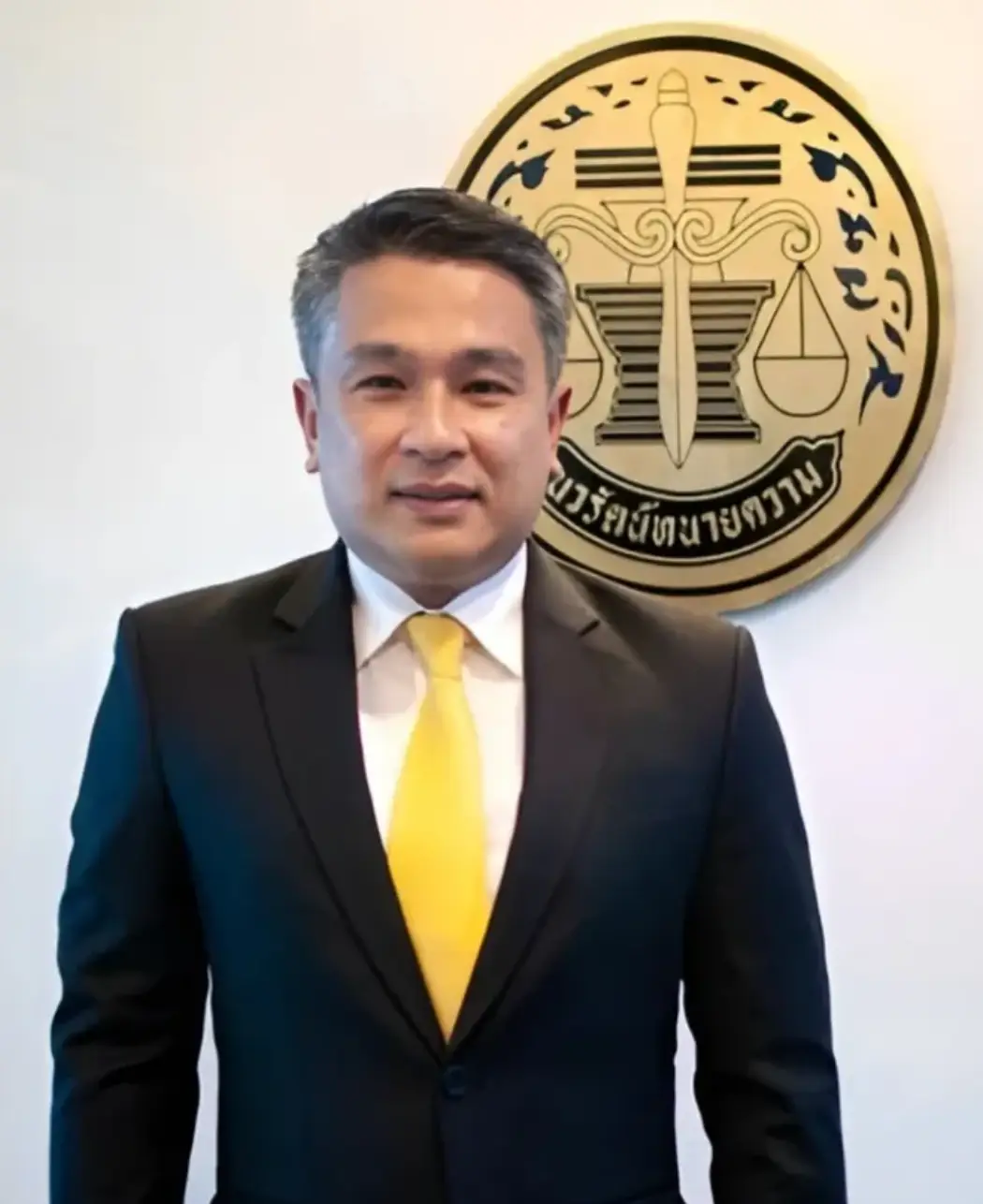 นายนวพล พรัดมะลิ / ทนายความหัวหน้าสำนักงาน Mr. Nawaphon Pradmali / Chief Lawyer